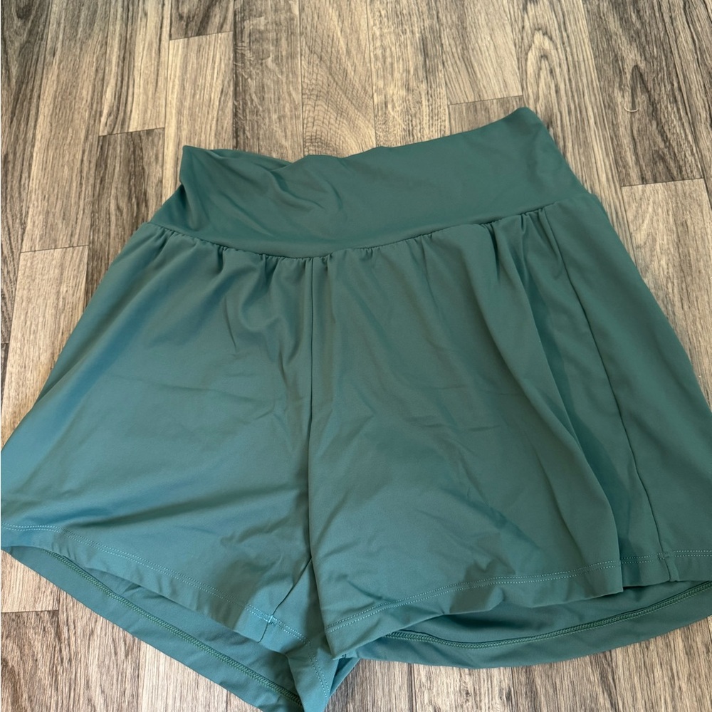 HALARA Green Athletic Shorts with Flowy Design and Elastic Waistband